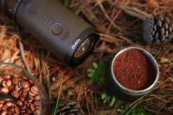 Outin Koffie & Thee|Keukenapparaten< - Fino Draagbare Elektrische Koffiemolen Bruin